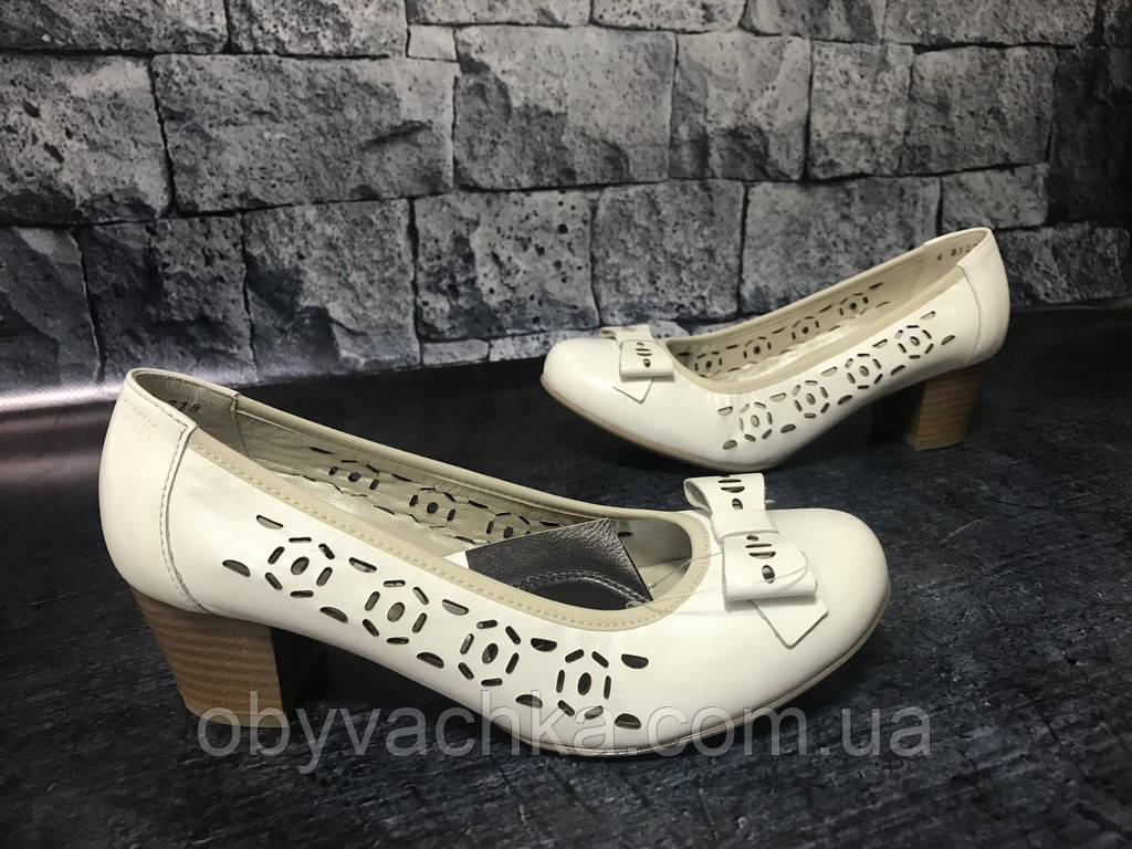 Натуральні перфоровані туфлі білого кольору, Alpina, Словенія