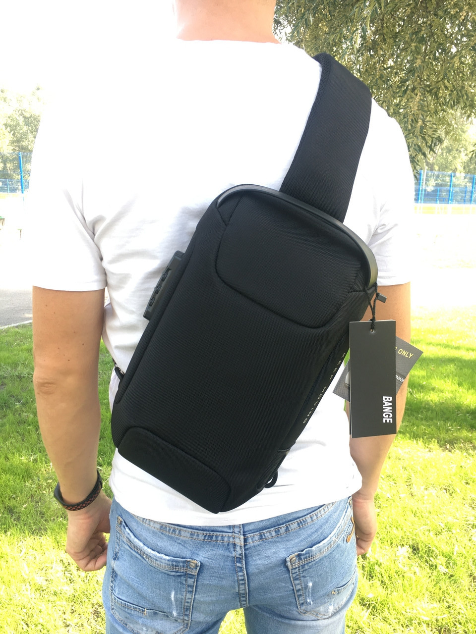 Нагрудная сумка мужская водонепроницаемая Bange с USB, черный цвет ( код: IBM028B ) - фото 2 - id-p1527067918