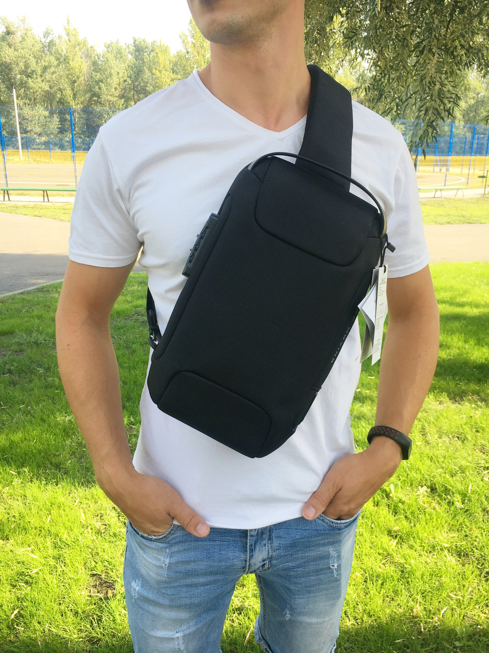 Нагрудная сумка мужская водонепроницаемая Bange с USB, черный цвет ( код: IBM028B ) - фото 3 - id-p1527067918