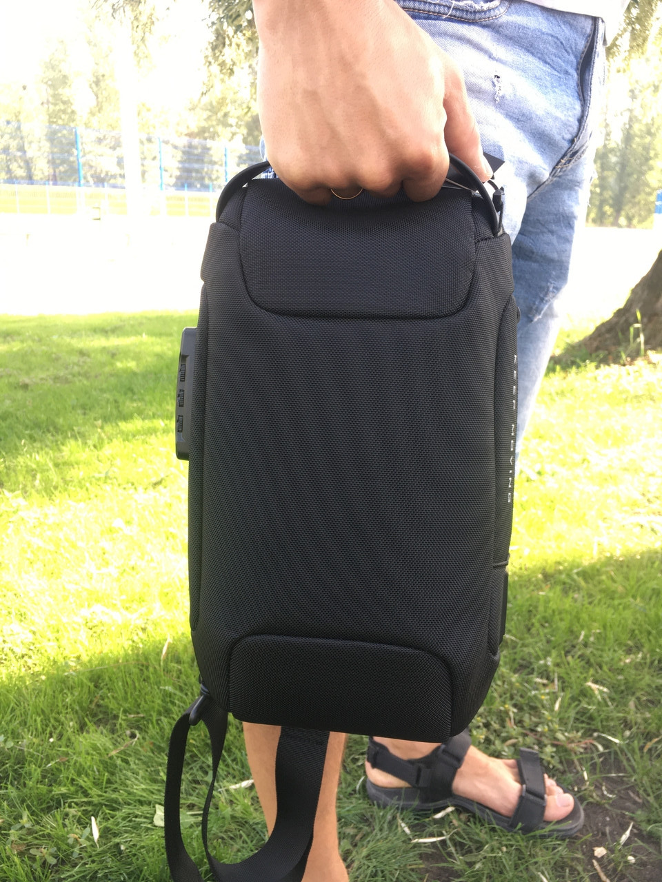 Нагрудная сумка мужская водонепроницаемая Bange с USB, черный цвет ( код: IBM028B ) - фото 4 - id-p1527067918
