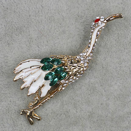 Брошка металева золотиста журавель покрита білою емаллю зі смарагдовими стразами розмір виробу 70х25 мм, фото 2