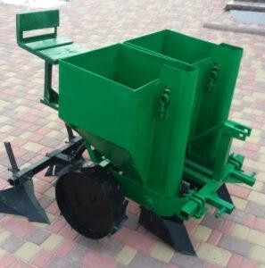 Дворядна саджалка картоплі КСНМ2 навісна до мінітрактора (лепесткові підгортачи, сідушка),об'єм бункера 150л, фото 1