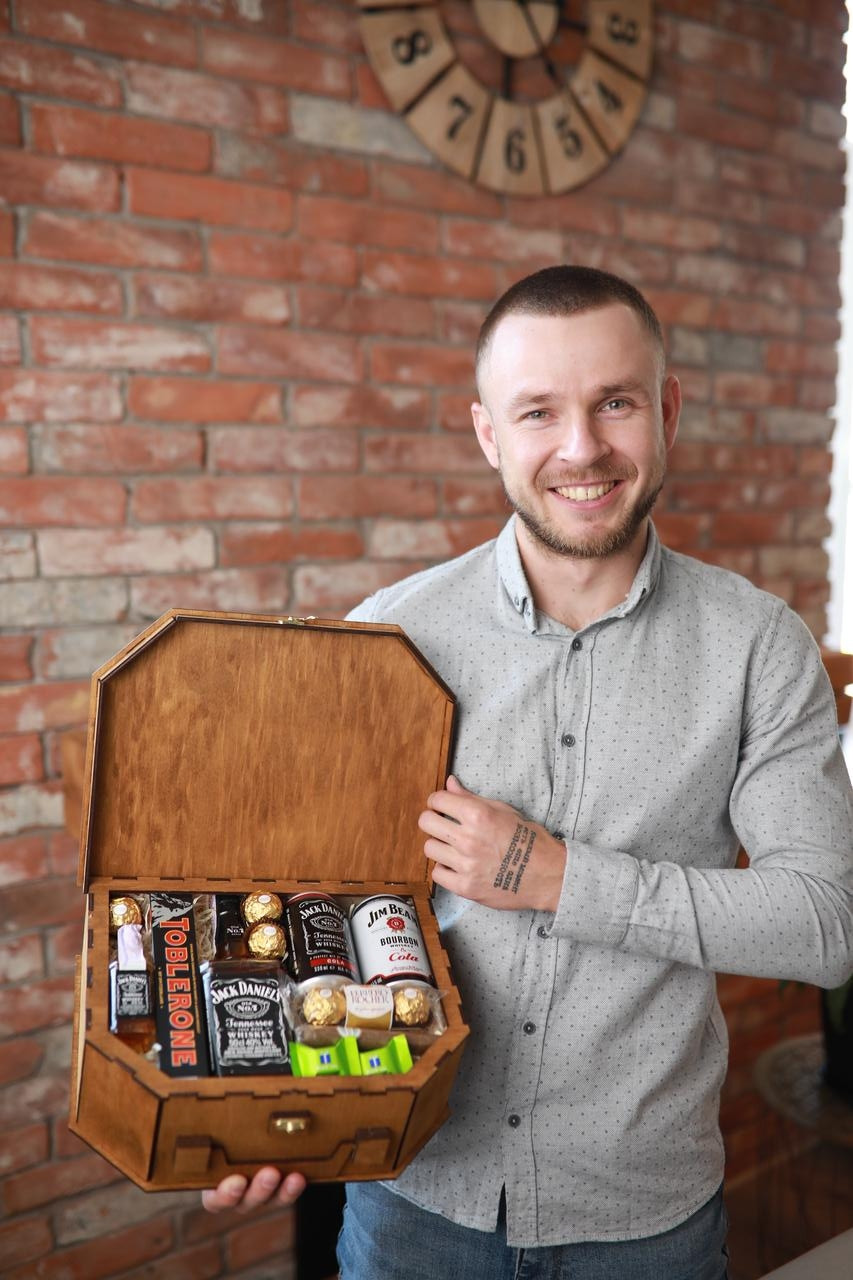 Почему стоит купить подарок мужчине на день влюбленных от компании CraftBoxUA