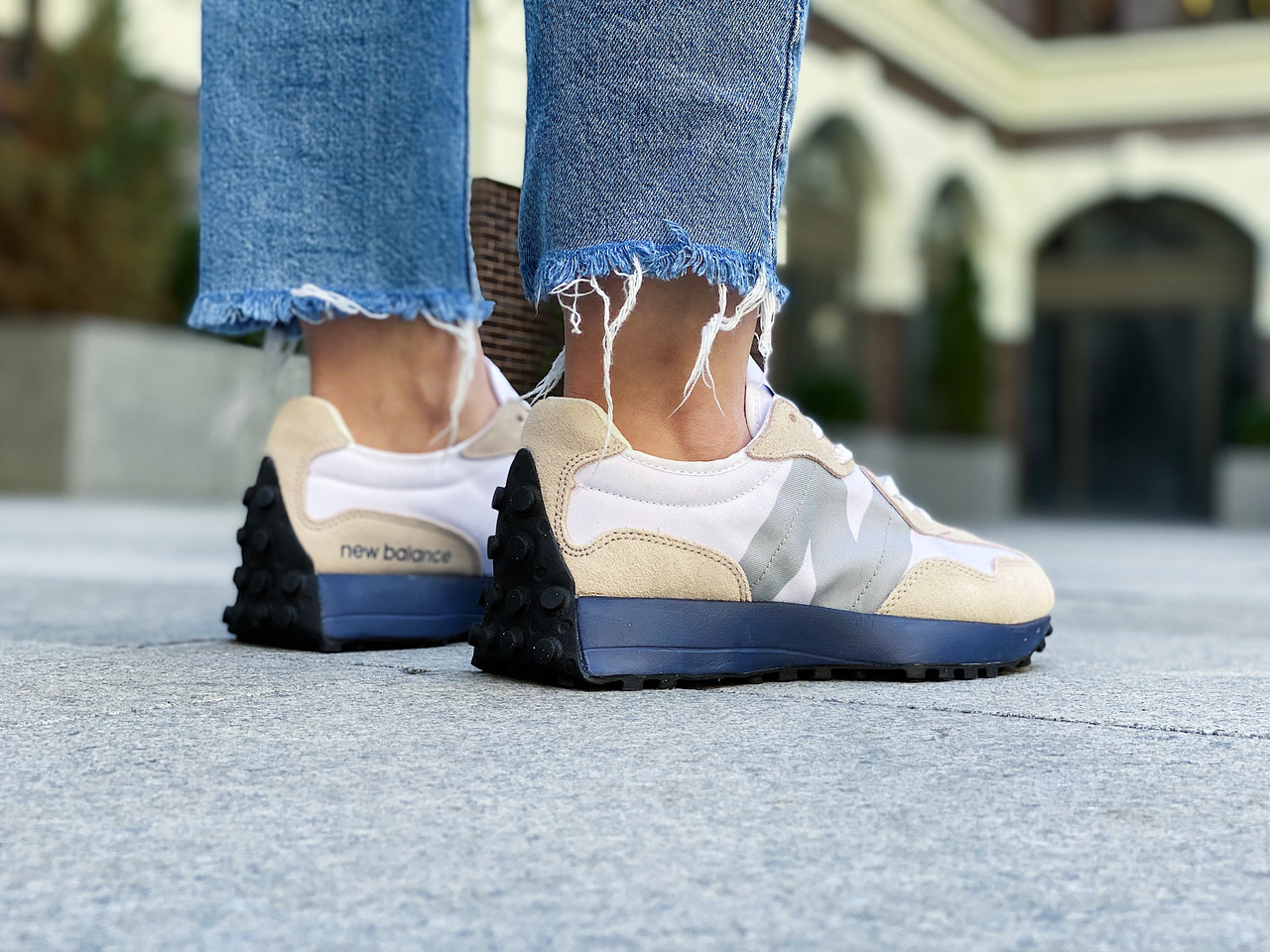 New Balance 327