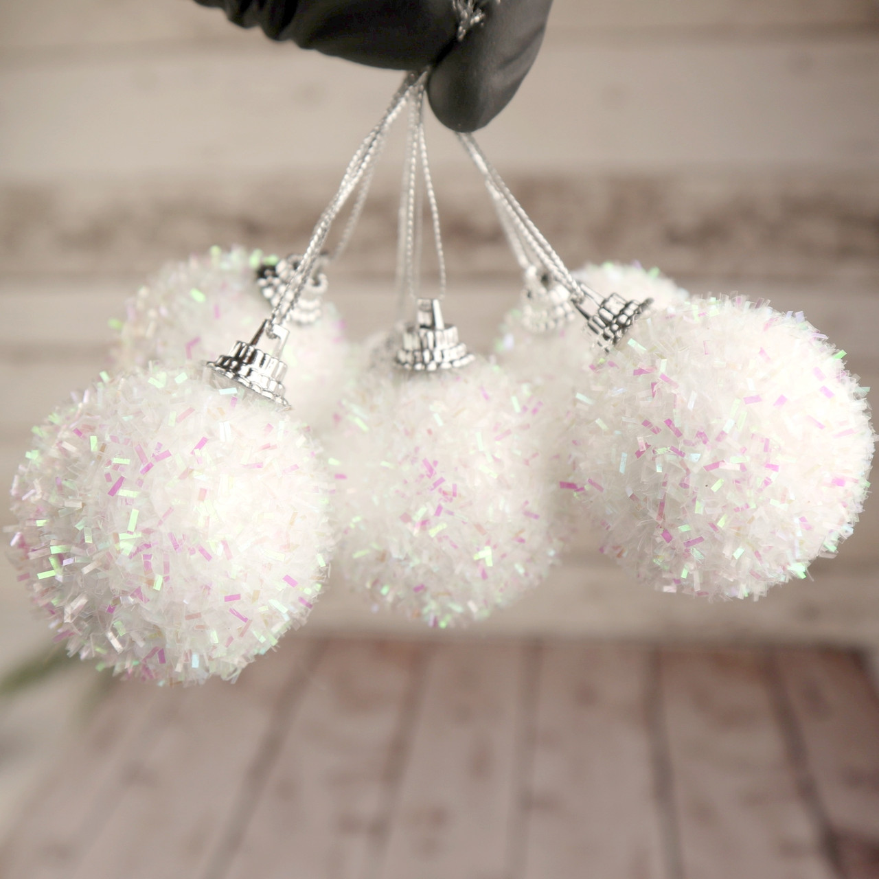 Елочные шары 6 шт в белые пушистые, 50 мм шарики на ёлку новогодние украшения (Настоящие фото) - фото 1 - id-p1527689484