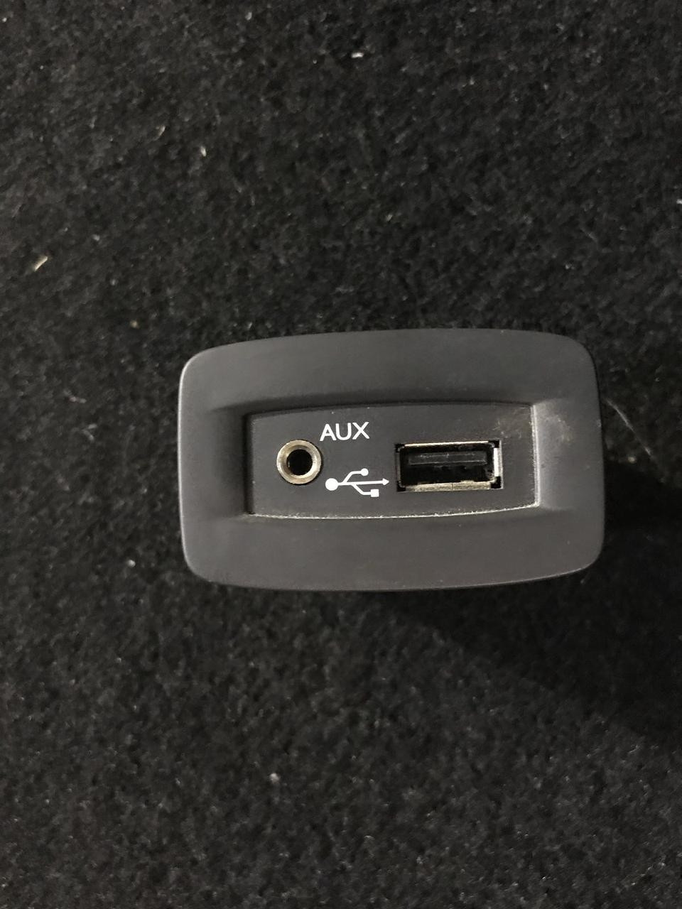 Scenic 3 гніздо вихід aux usb оригінал, фото 1