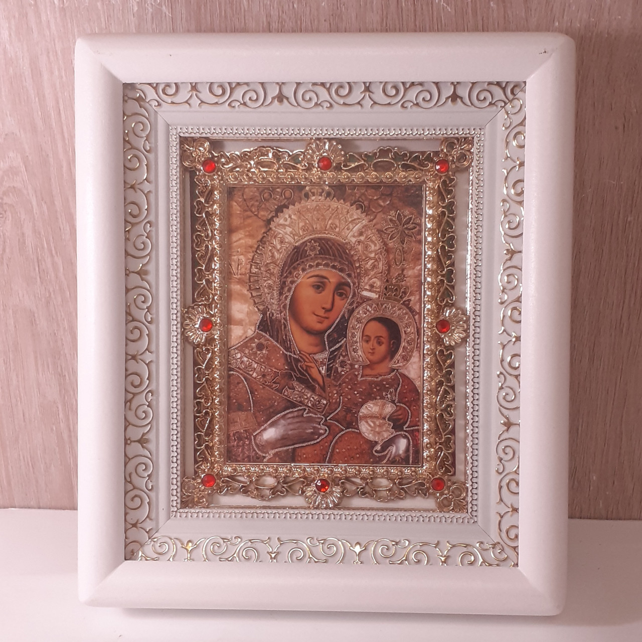 Ікона Віфлеємська Пресвята Богородиця, лик 10х12 см, у білому дерев'яному кіоті з камінням