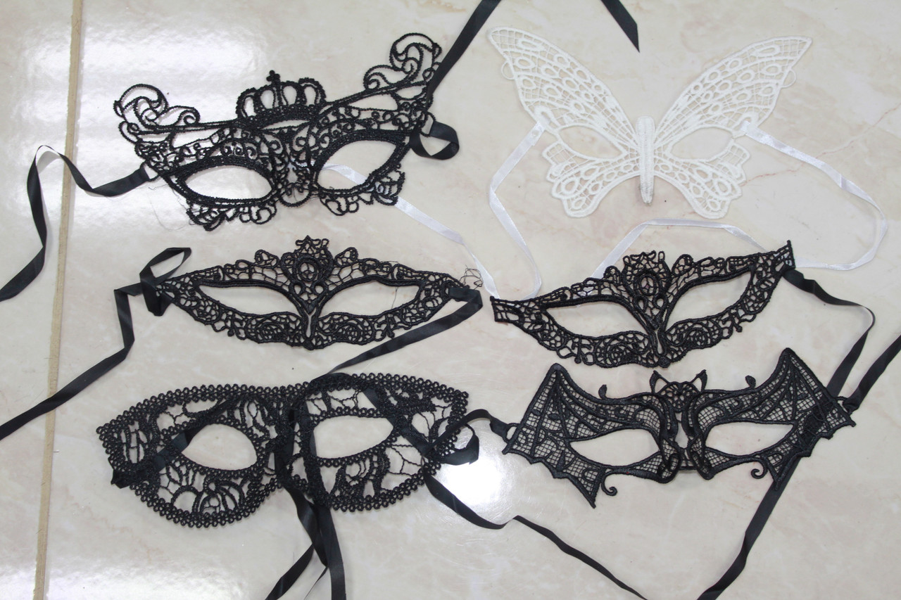 Маска новорічна на шнурках оксамитова прикрашена стразами 1 шт., фото 1