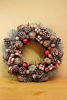 Венок декоративный искусственный диаметр 40 см, новогодний рождественский с шишками и ягодами