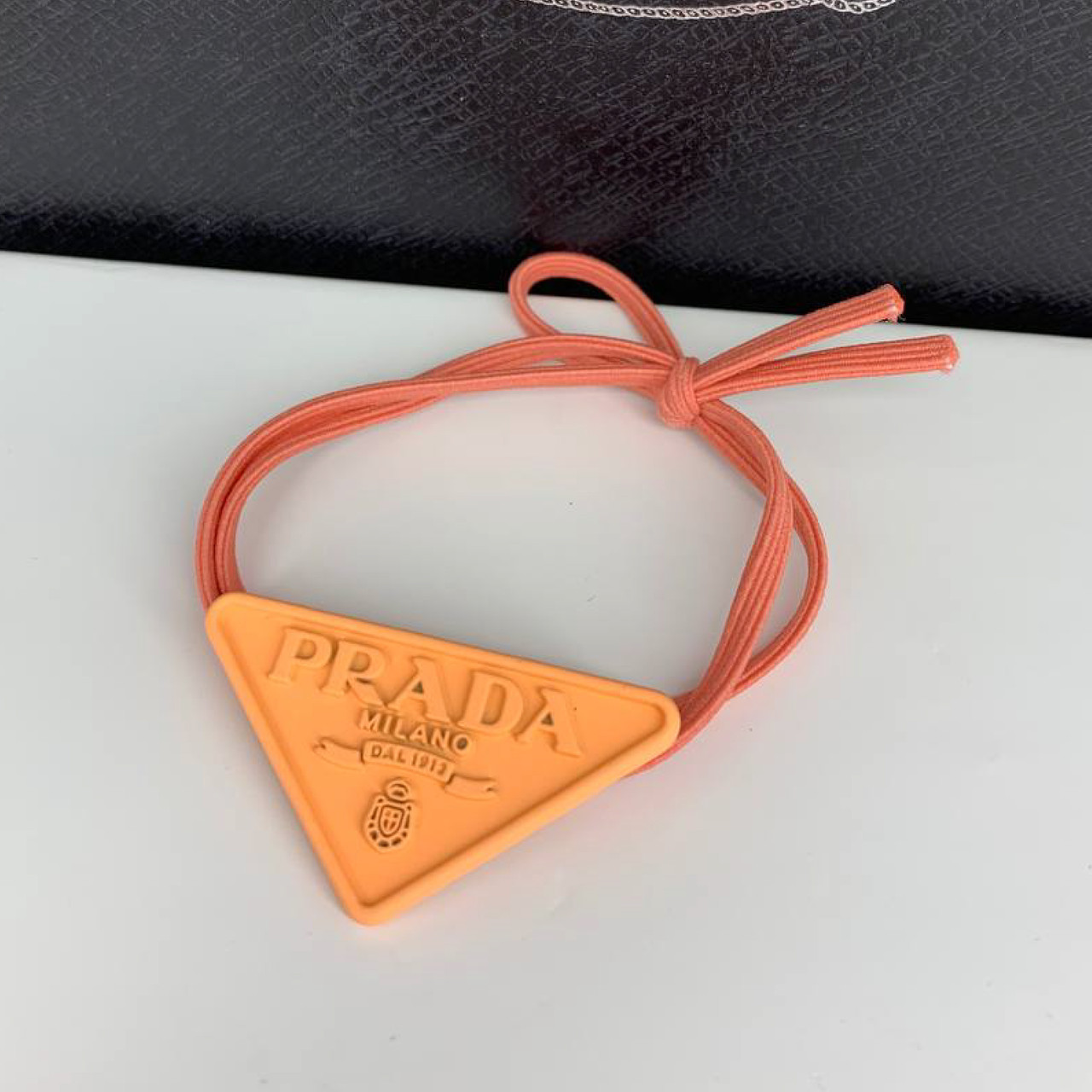 Брендовий гумка для волосся Прада Prada помаранчева з трикутником логотипом, фото 1