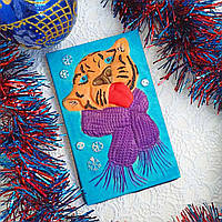 Шоколадна новорічна плитка Тигр у шарфику Символ року Шоколадка під ялинку Солодкий подарунок