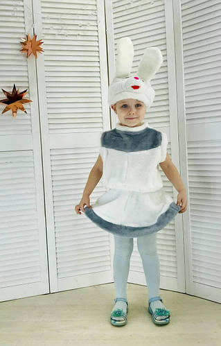 Костюм Зайчика для девочки бело-серый с кофтой Рост 98-116 см, цена 570 ...