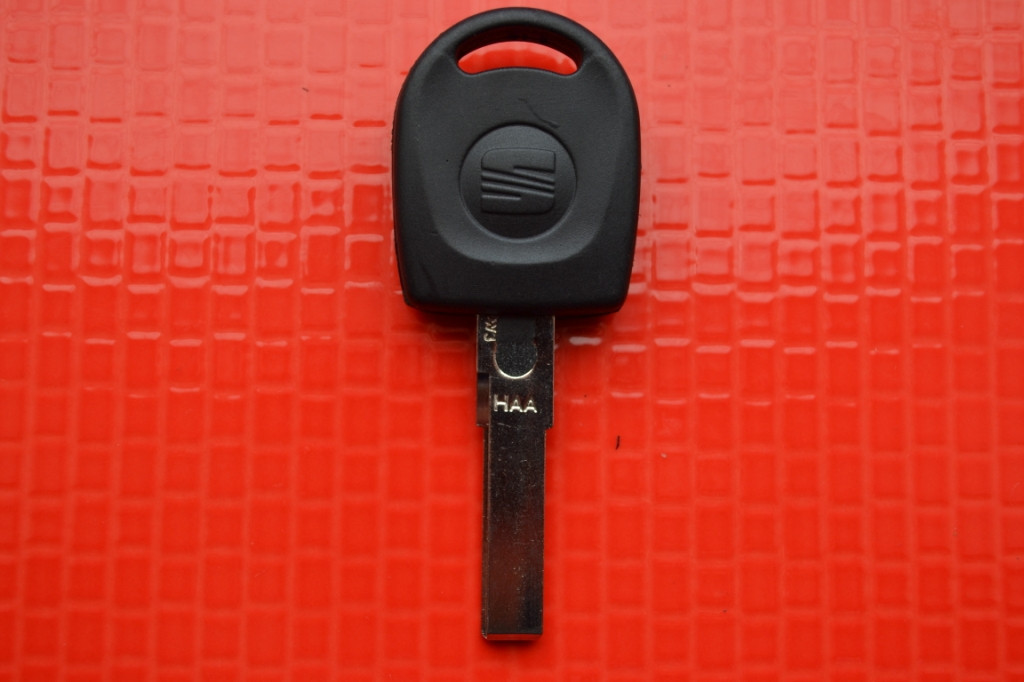 Ключ Seat з місцем під чип HU66
