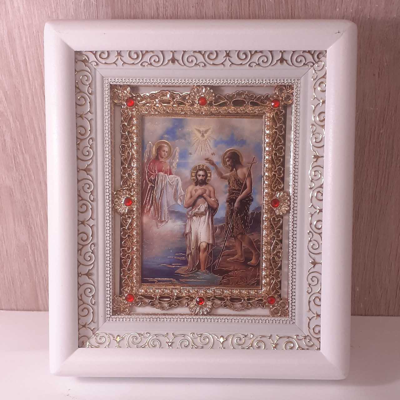 Ікона Хрещення Господнє, лик 10х12 см, у білому дерев'яному кіоті з камінням