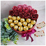 Букет з цукерок та квітів з мила. Подарунок коханій на 8 березня. Подарунок для бабусі на ювілей. Букет з трояндами з мила