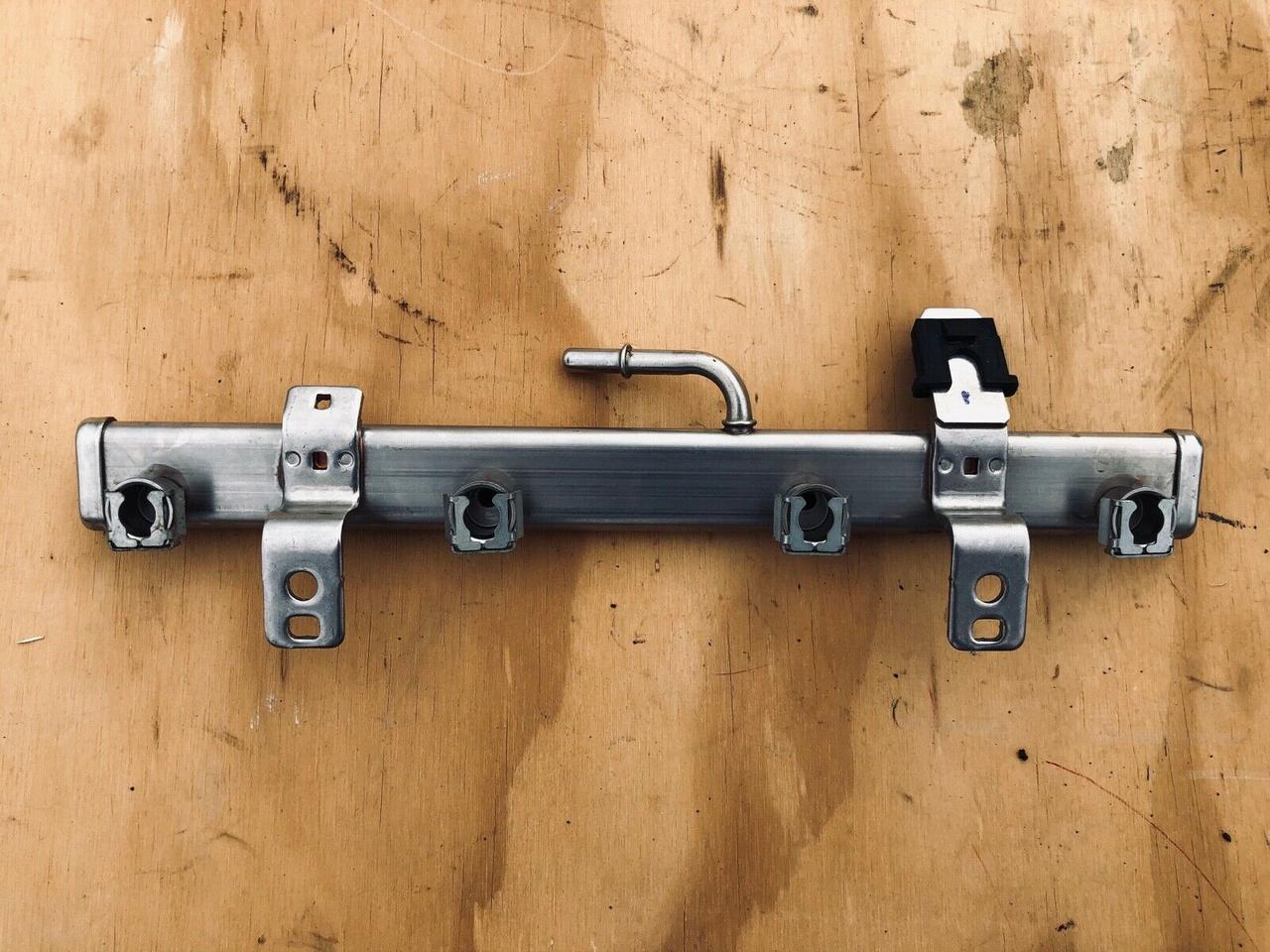 Паливна рейка chrysler 200, фото 1