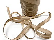 Атласна бейка бежевого кольору