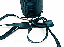 Атласна бейка темно-зеленого кольору