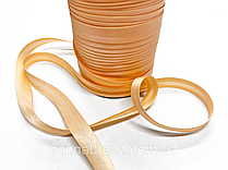 Атласна бейка світло-персикового кольору