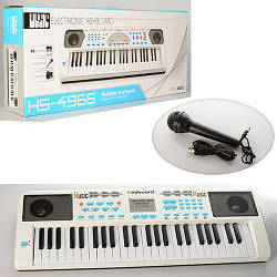 Дитячий синтезатор зі звуковими ефектами Metr+ має 49 клавіші, мікрофон і зарядний пристрій, білий