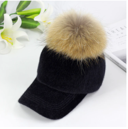 Чорна кепка з хутряним бубоном із єнота., фото 1