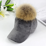 Чорна кепка з хутряним бубоном із єнота., фото 4