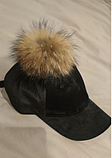Чорна кепка з хутряним бубоном із єнота., фото 3