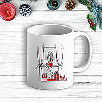 Білий кухоль (чашка) з новорічним принтом Дівчина біля вікна з подарунками