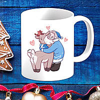 Белая кружка (чашка) с новогодним принтом Дед Мороз обнимает Олененка