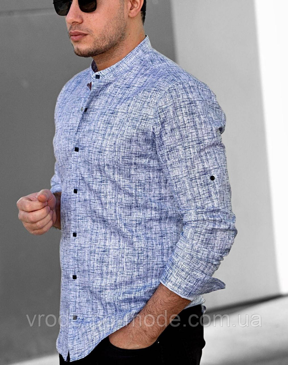 Стильна чоловіча сорочка біла з дрібним візерунком, з коміром-стійкою і довгим рукавом-трансформером, бавовняна під джинси,