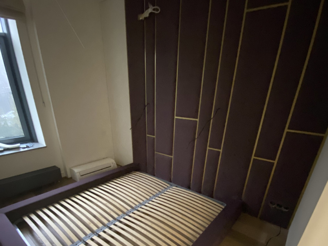 Ліжко з м'якою панеллю