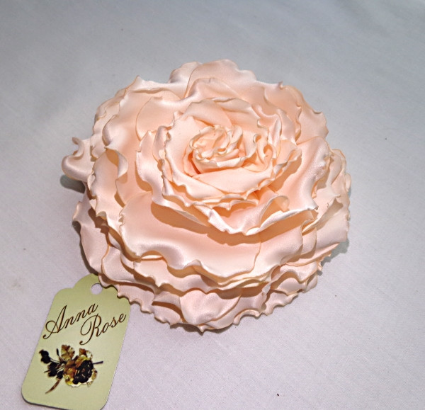 Брошь цветок гвоздика большая из ткани ручной работы "Нежный персик" - фото 1 - id-p1533061381