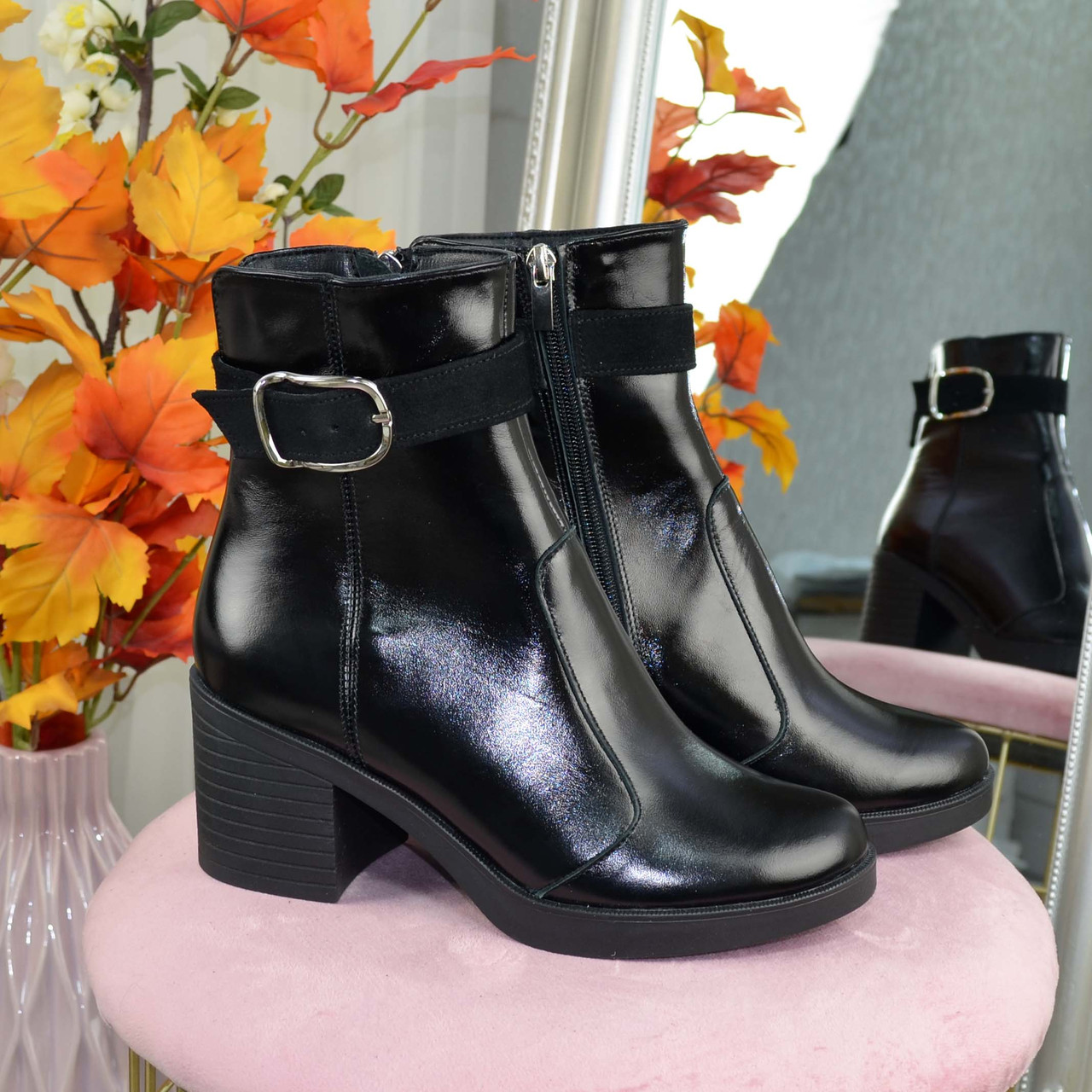 Черевики чорні жіночі лакові, декоровані замшевою ремінцем, фото 1