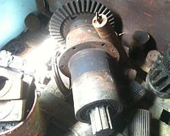 Вал вертикальний у складі крана ДЕК 251