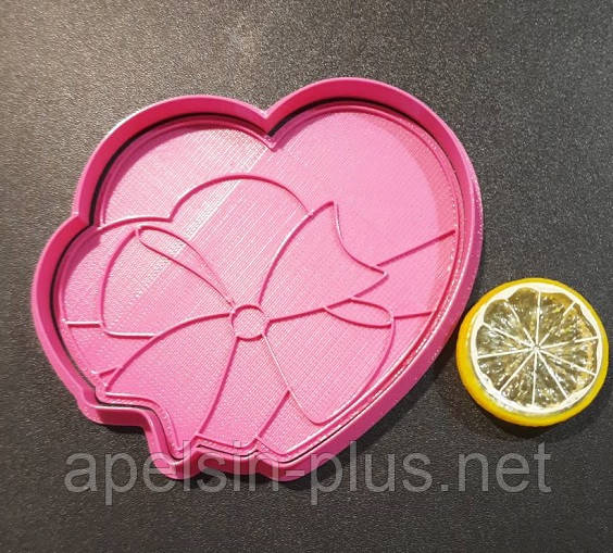 Вирубка з відбитком для імбирних пряників і печива Серця з бантом 12 см на 11 см, фото 1