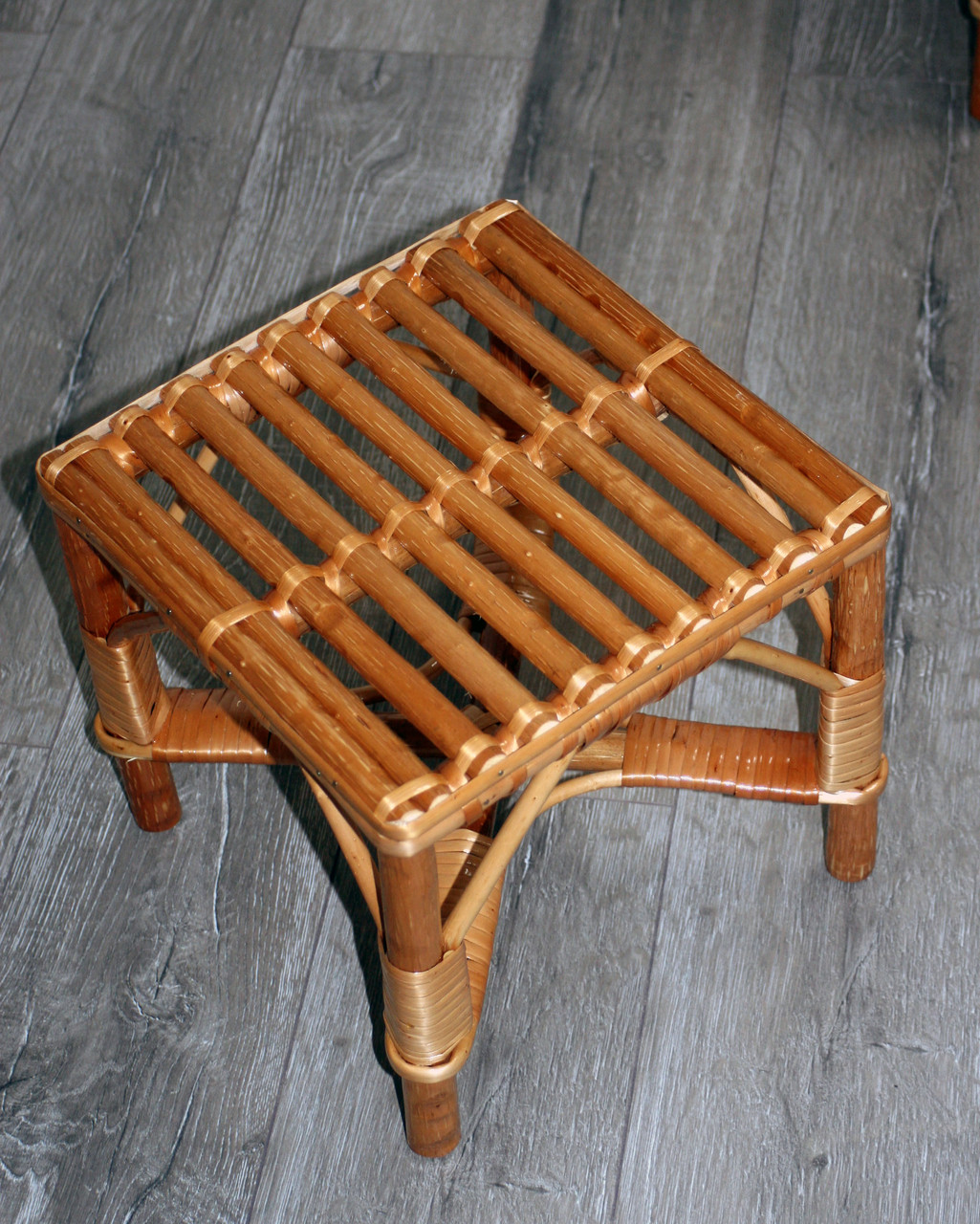 Табурет із лози маленький