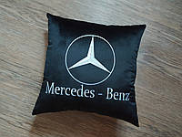 Авто Подушка c вишивкою логотипу марки мерседес mercedes чорний подарунок автомобілісту 00053