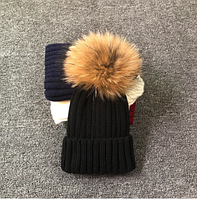 Шапка-біні в'язана з хутряним помпоном з Єнота. Натуральний хутряний помпон