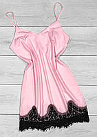 Нежно-розовая ночная сорочка с черным кружевом, пеньюары и ночные рубашки.