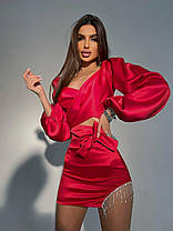 Красивий шовковий костюм верх з об'ємними рукавами та переплетенням на грудях міні спідниця з бахромою зі страз Kb1398, фото 3