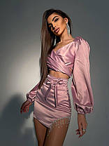 Красивий шовковий костюм верх з об'ємними рукавами та переплетенням на грудях міні спідниця з бахромою зі страз Kb1398, фото 4