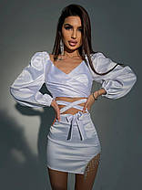 Красивий шовковий костюм верх з об'ємними рукавами та переплетенням на грудях міні спідниця з бахромою зі страз Kb1398, фото 5