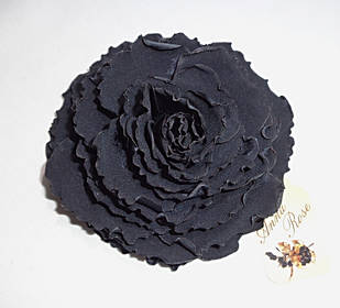 Брошка квітка з тканини ручної роботи "Чорна атласна гвоздика"