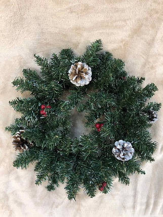 Вінок ø 35 см декоративний Creston Frosted зелений з шишками та ягодами, фото 1