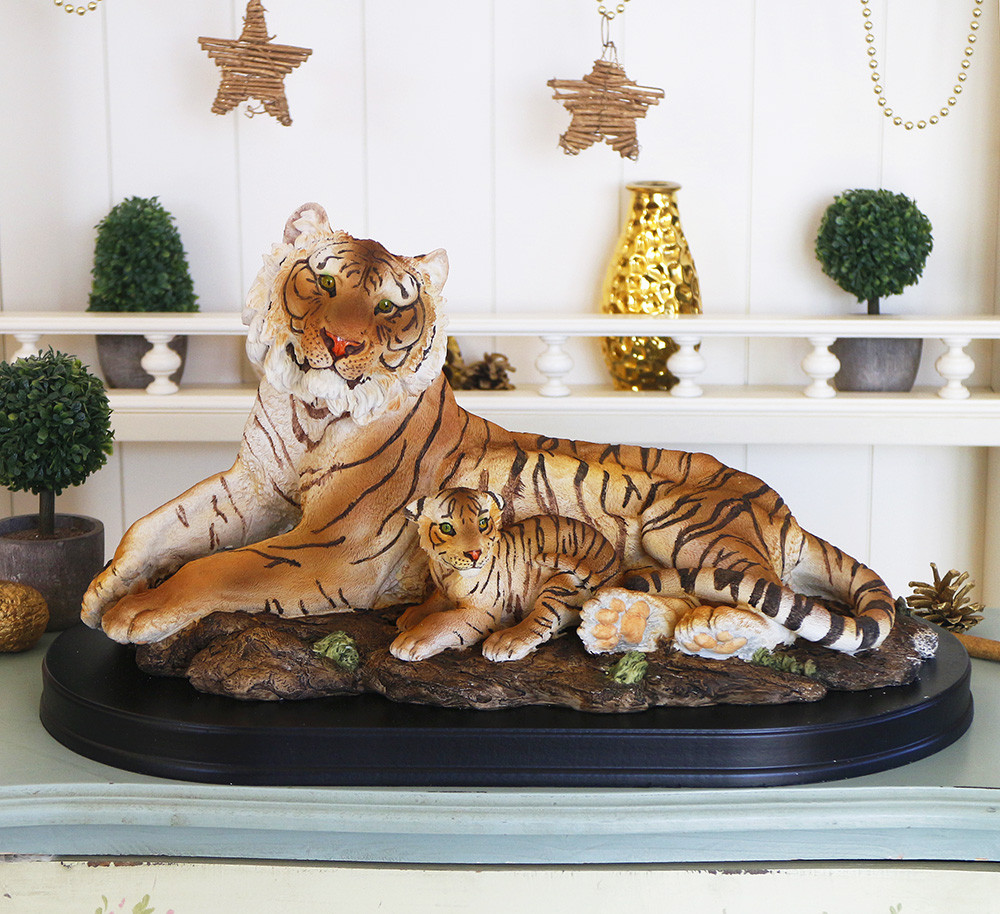 Статуетка Тигриця з тигреням на дерев'яній підставці 43*24*23