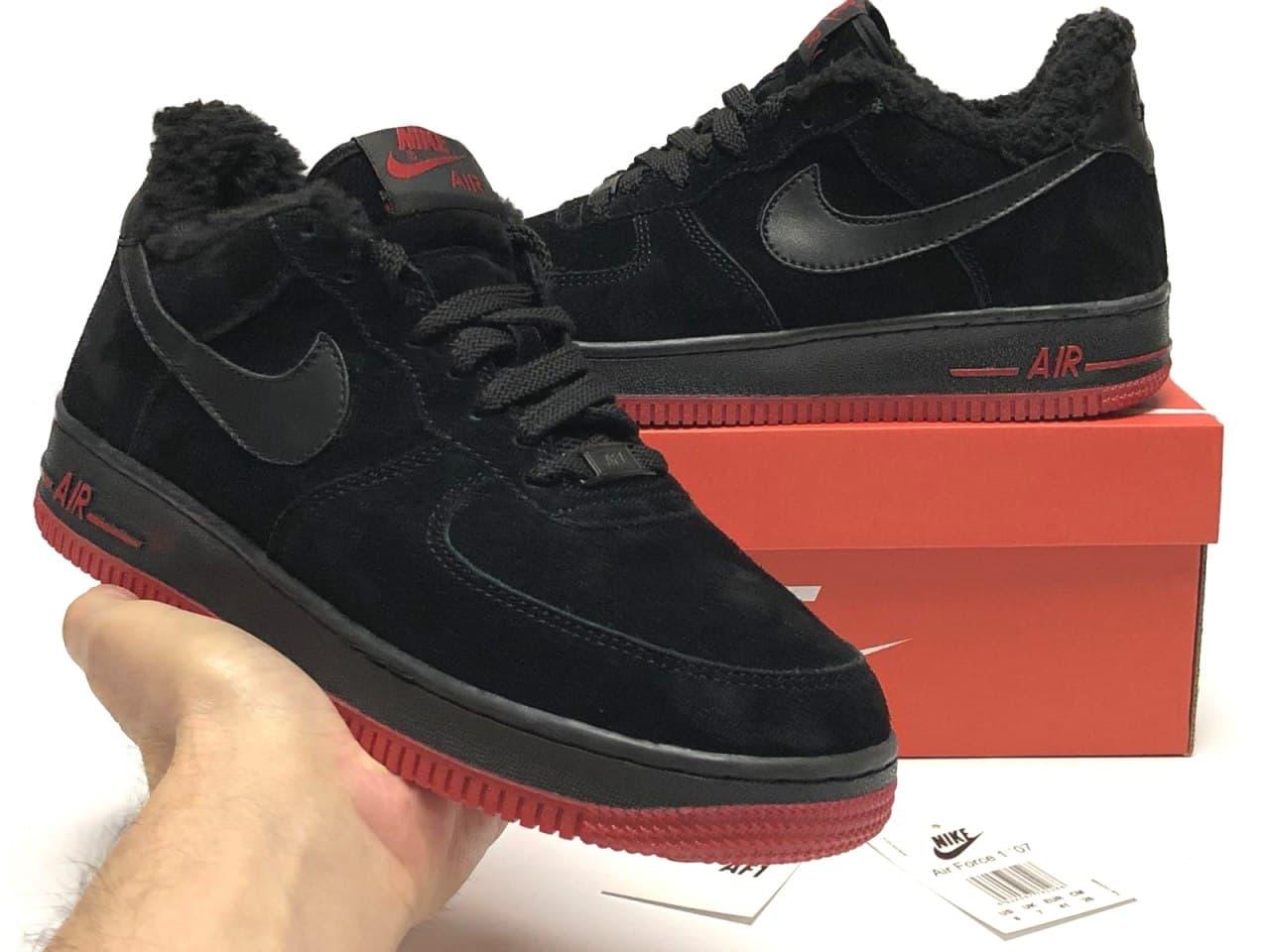 Зимові чоловічі кросівки Nike Air Force Winter Black Red замшові низькі Найк Аїр Форси чорні з хутром, фото 1