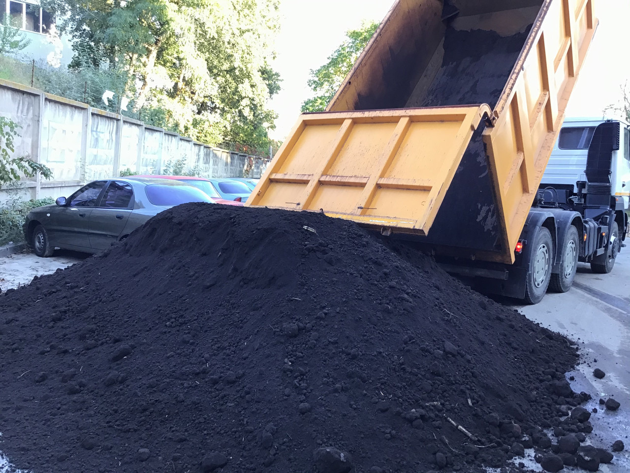 Торф камаз. 5 тонн чернозема. Тонна чернозема. Грунт растительный. Грунт, торф, чернозем с доставкой от 1 куба.