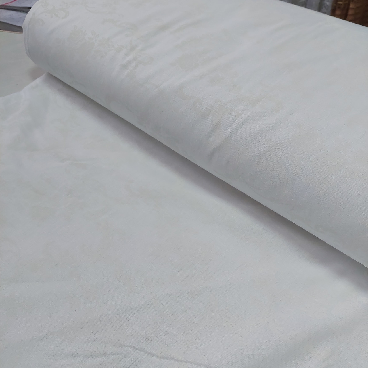 Тканина бязь для постільної білизни з білим вензелем на білому, ширина 220 см