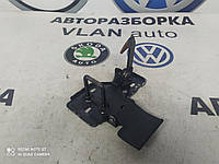 Крюк капота 4L0823480 Q 7 AUDI