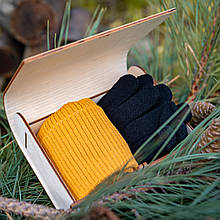 Подарунковий набір для дівчини жіноча Шапка в рубчик yellow і Рукавички в дерев'яній коробці Лео